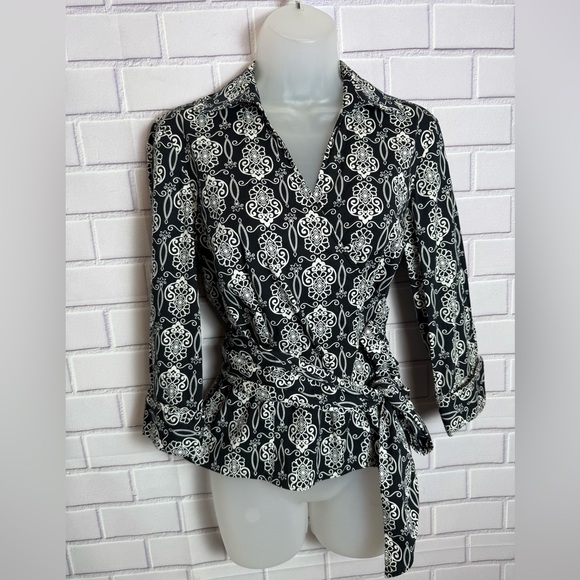 Ann Taylor Black and White Patterned Blouse/size 8P - Picture 1 of 8